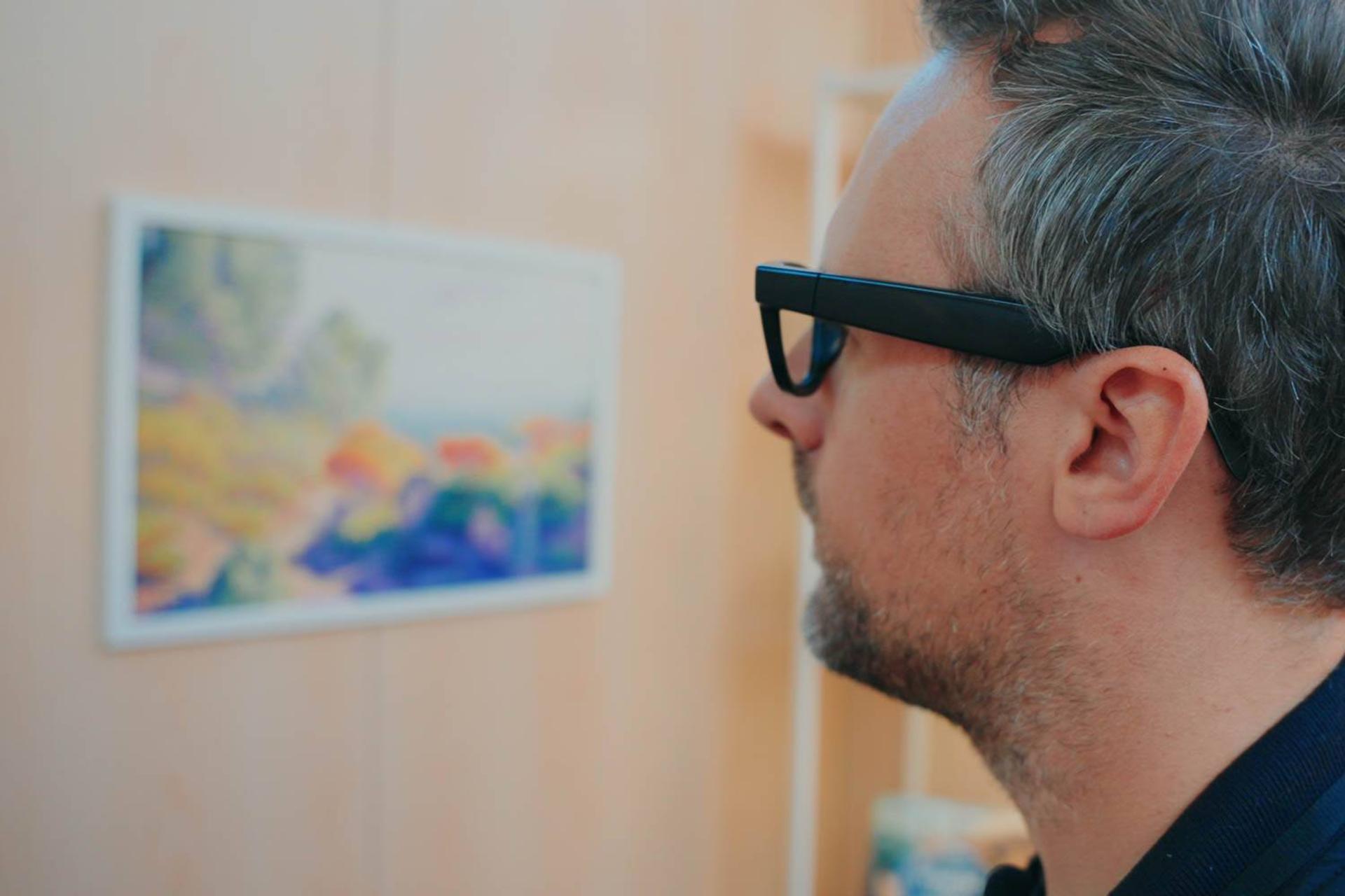 عینک هوشمند روی صورت مرد جوان