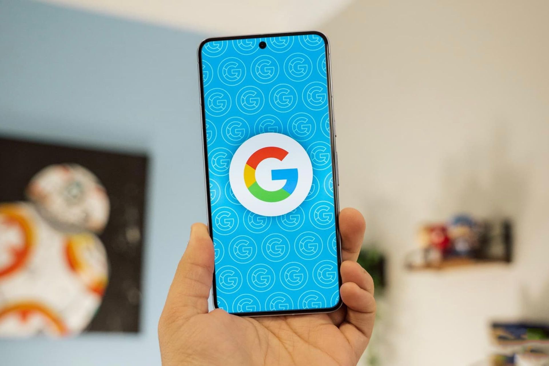 لوگو گوگل / Google روی نمایشگر موبایل در دست