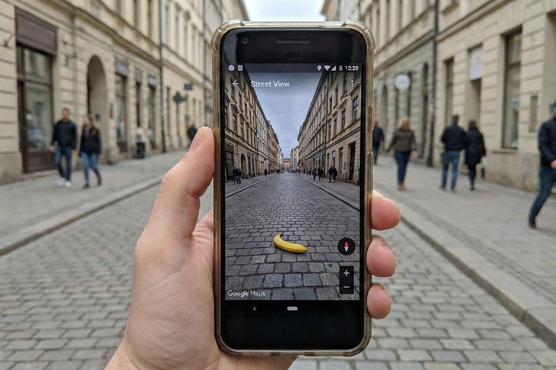 گوشی در دست درحال استفاده از گوگل مپس