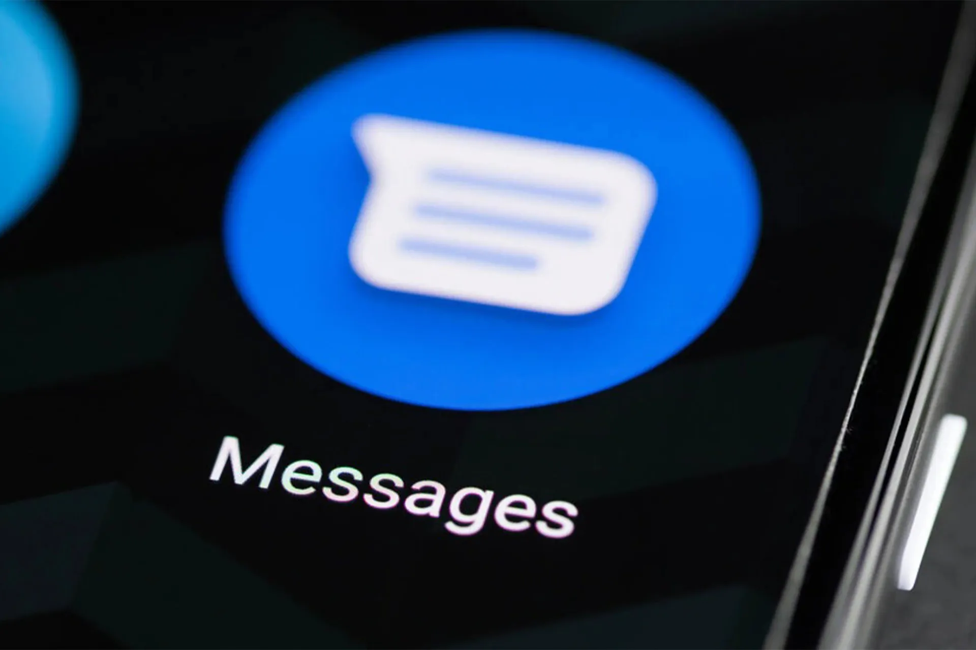 لوگوی Google Messages از نمای نزدیک روی نمایشگر موبایل