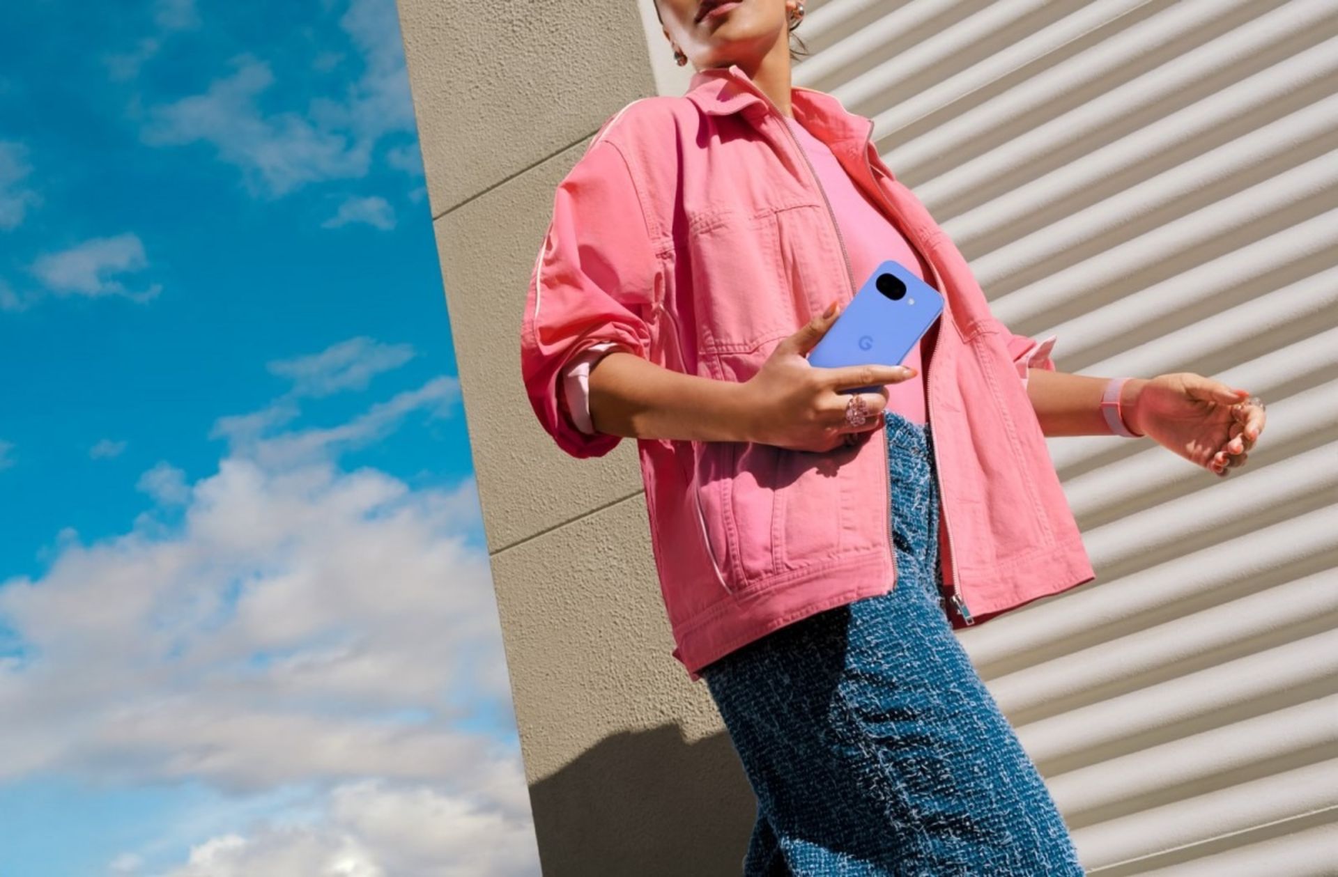 گوشی پیکسل 10a در رنگ آبی دست کاربر