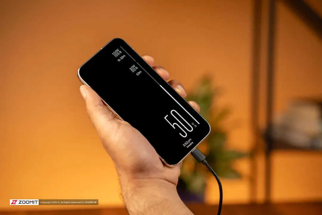 گوشی هوشمند پیکسل ۱۱ پرو (Pixel 11 Pro XL) در حال شارژ شدن