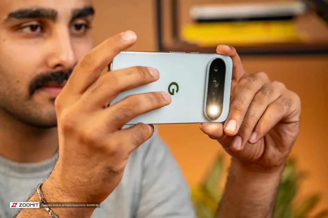 گوشی هوشمند پیکسل ۱۱ پرو XL (Google Pixel 11 Pro XL) در دست کاربر
