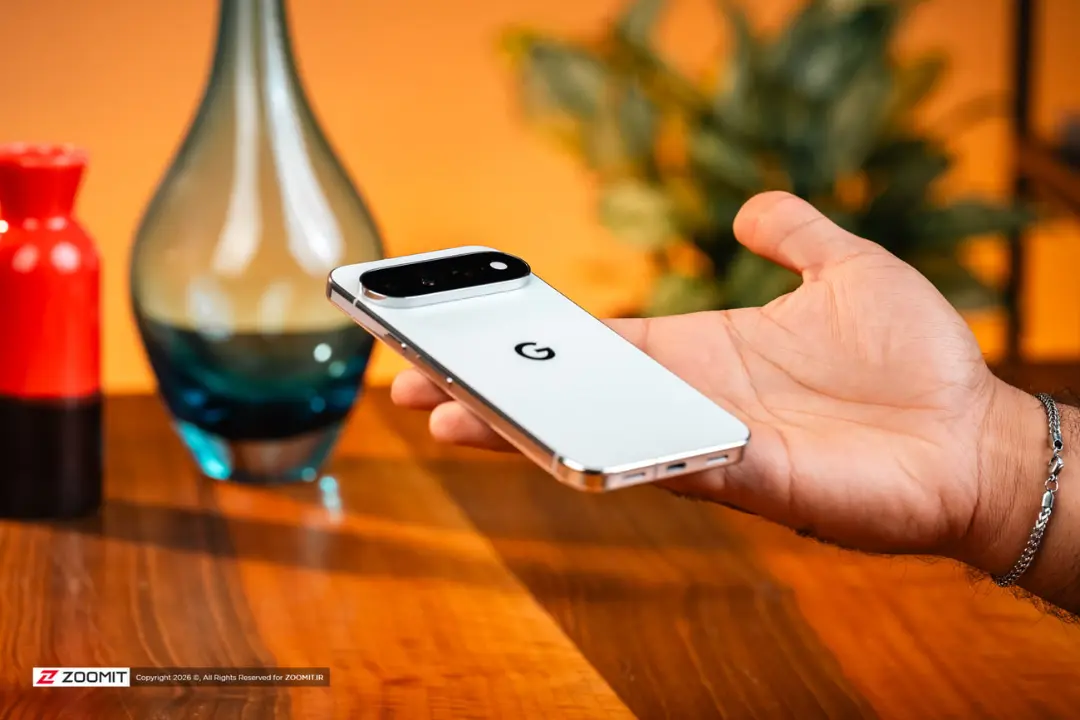 گوشی هوشمند پیکسل 11 پرو XL (Google Pixel 11 Pro XL) سفید رنگ در دست کاربر