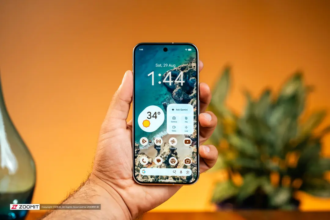 گوشی گوگل پیکسل ۱۱ پرو ایکس‌ال (Google Pixel 11 Pro XL) در دست یک کاربر