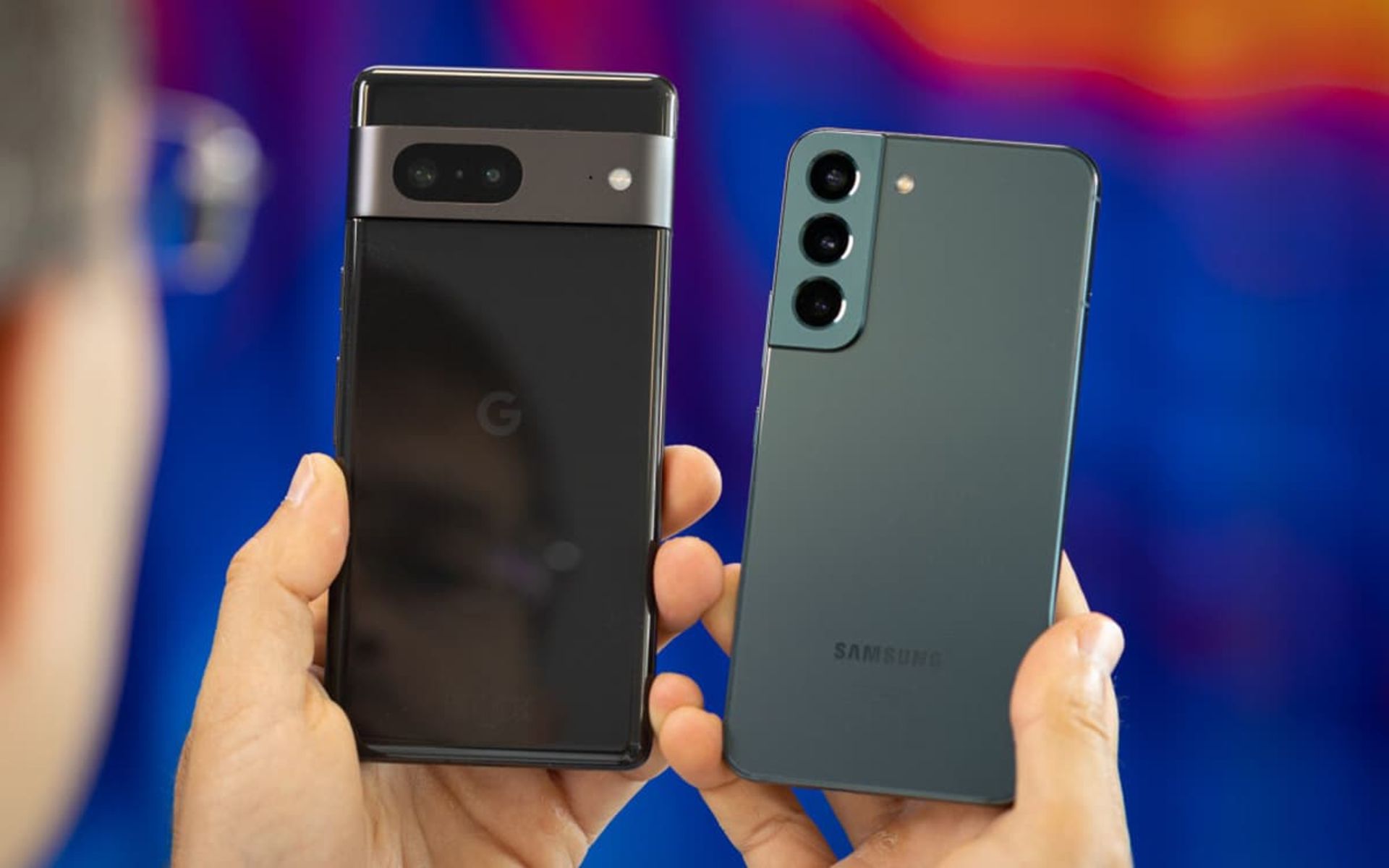 نمای پشتی پیکسل ۷ گوگل و گلکسی اس ۲۲ سامسونگ