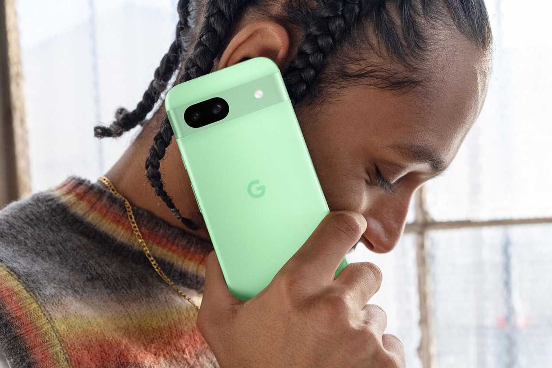 پنل پشتی گوشی پیکسل 8a گوگل درحال مکالمه