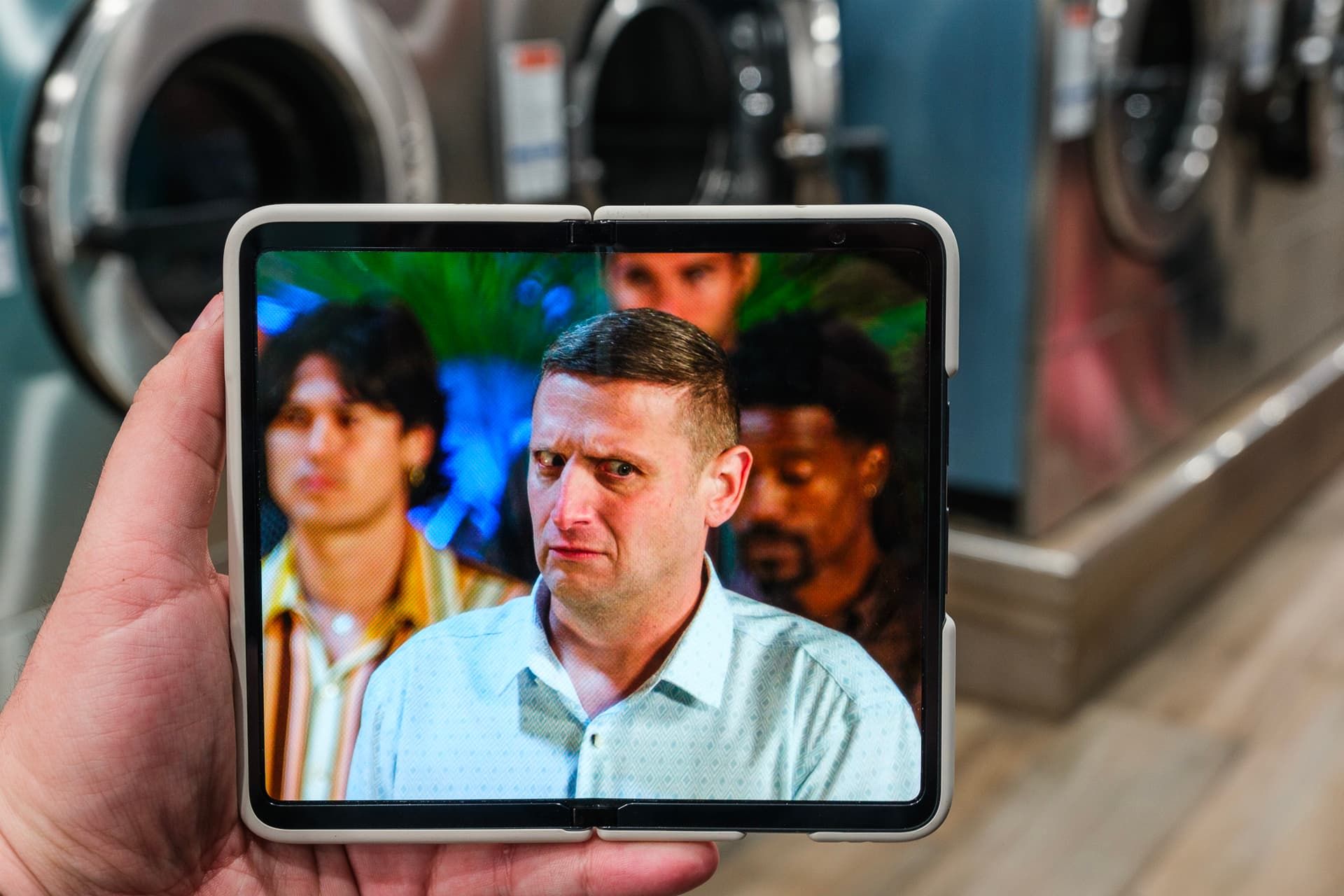 عکس یک مرد روی نمایشگر داخلی پیکسل فولد گوگل