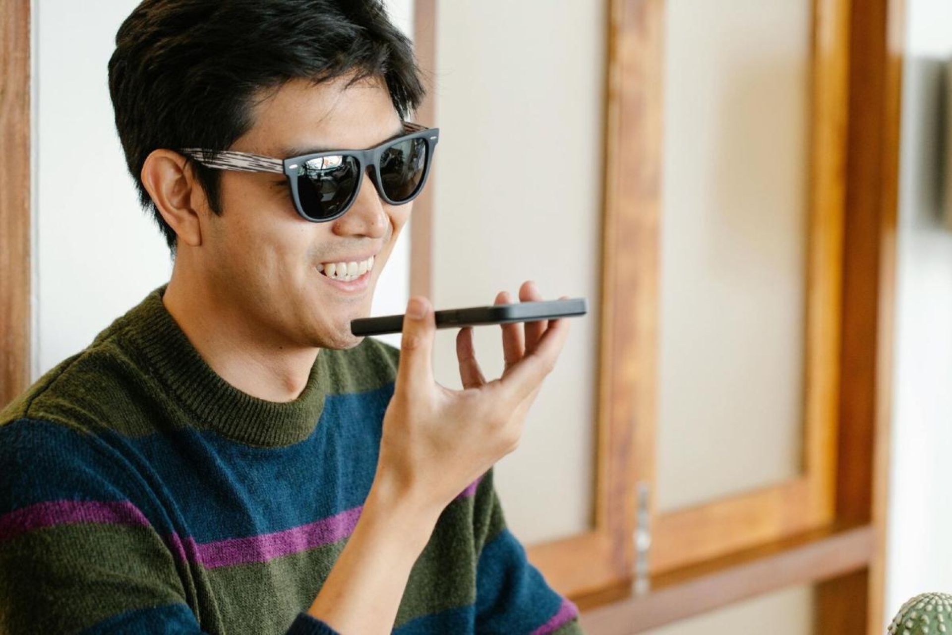 مرد جوان درحال صحبت با گوشی