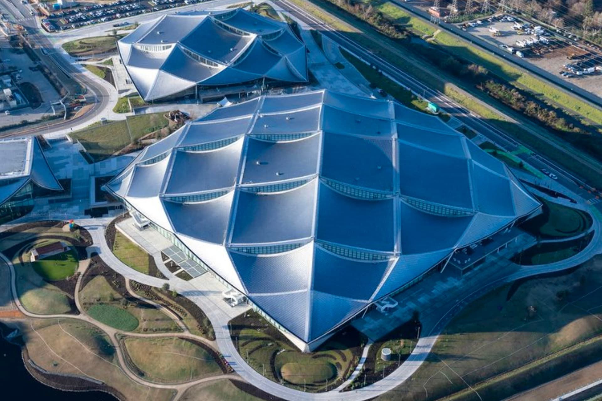 نمای بالا از ساختمان مرکزی گوگل در روز روشن