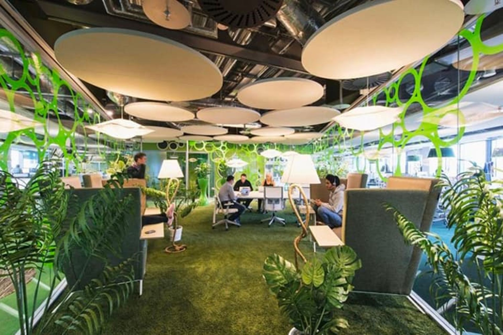 دفتر مرکزی گوگل در دوبلین با میز و صندلی و نمای داخلی