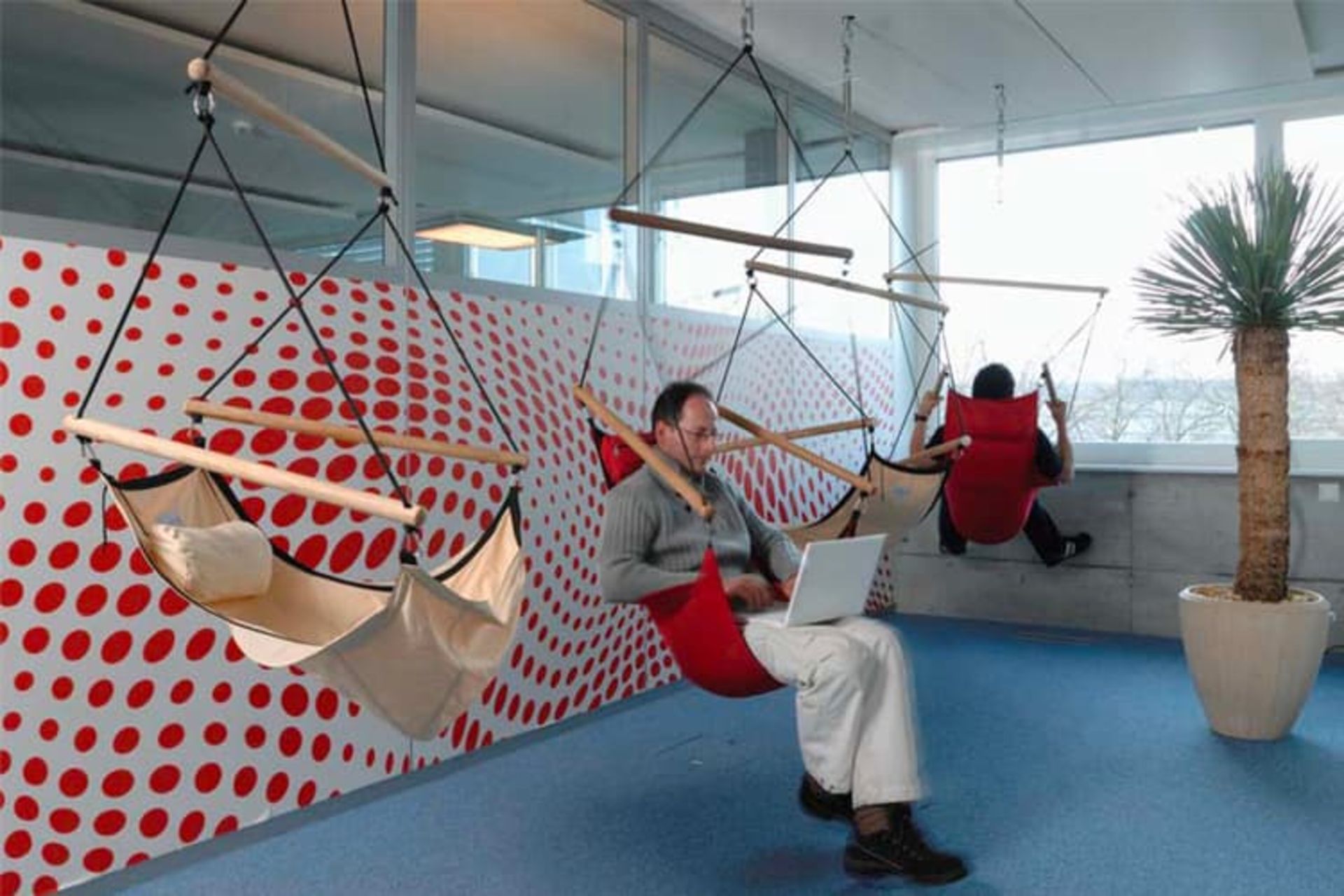 دفتر مرکزی گوگل در زوریخ یک مرد و زن نشسته
