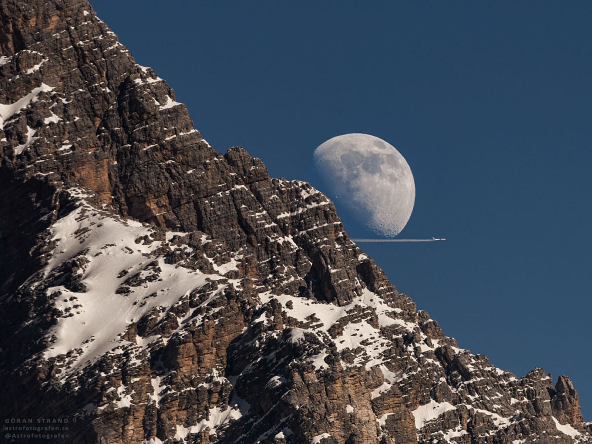 ماه در پشت کوه دولومیت (رشته‌کوهی در شمال شرق ایتالیا)