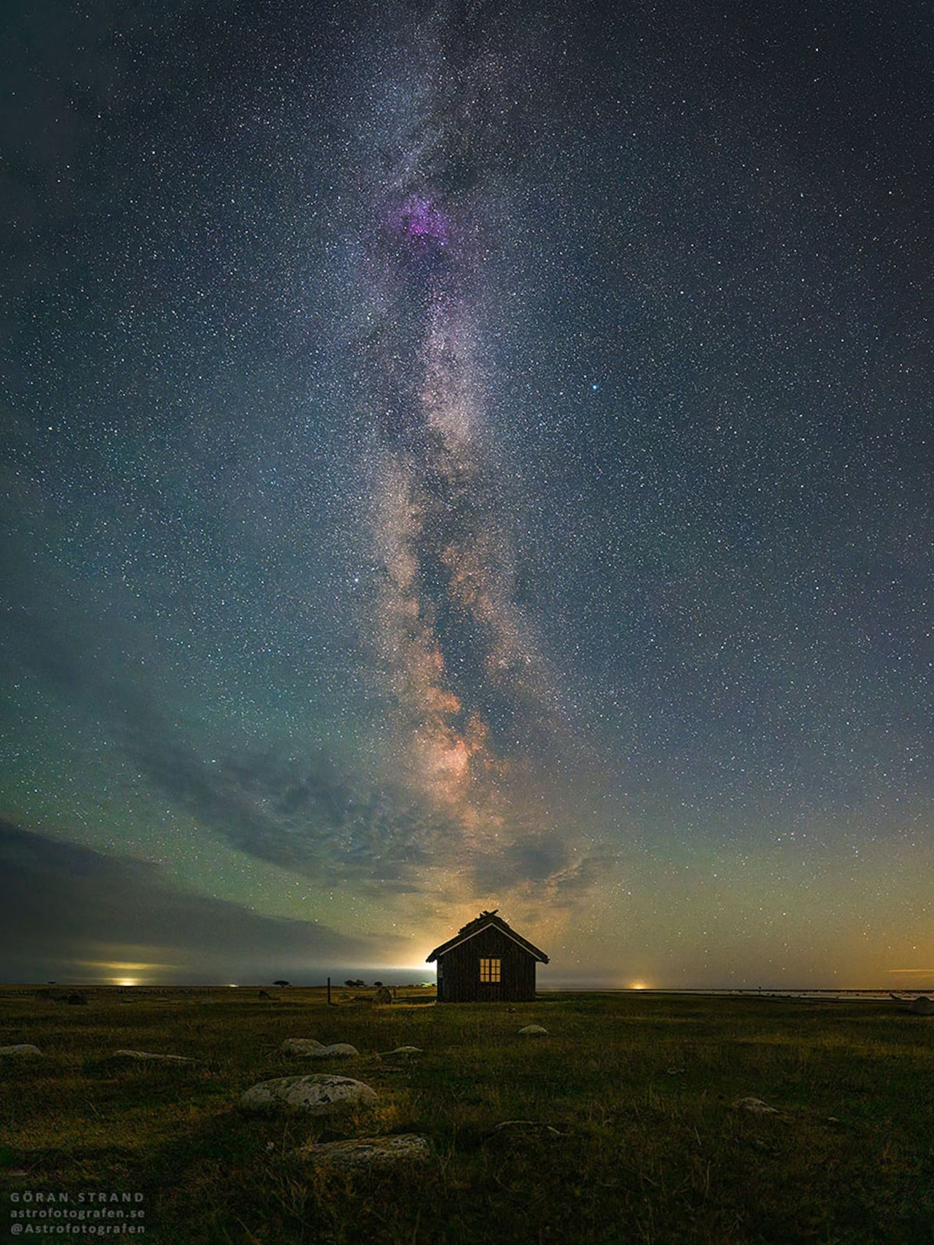 کهکشان راه شیری بالای کلبه‌ای در سوئد