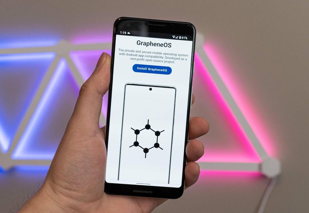 رام سفارشی GrapheneOS روی گوشی در دست کاربر