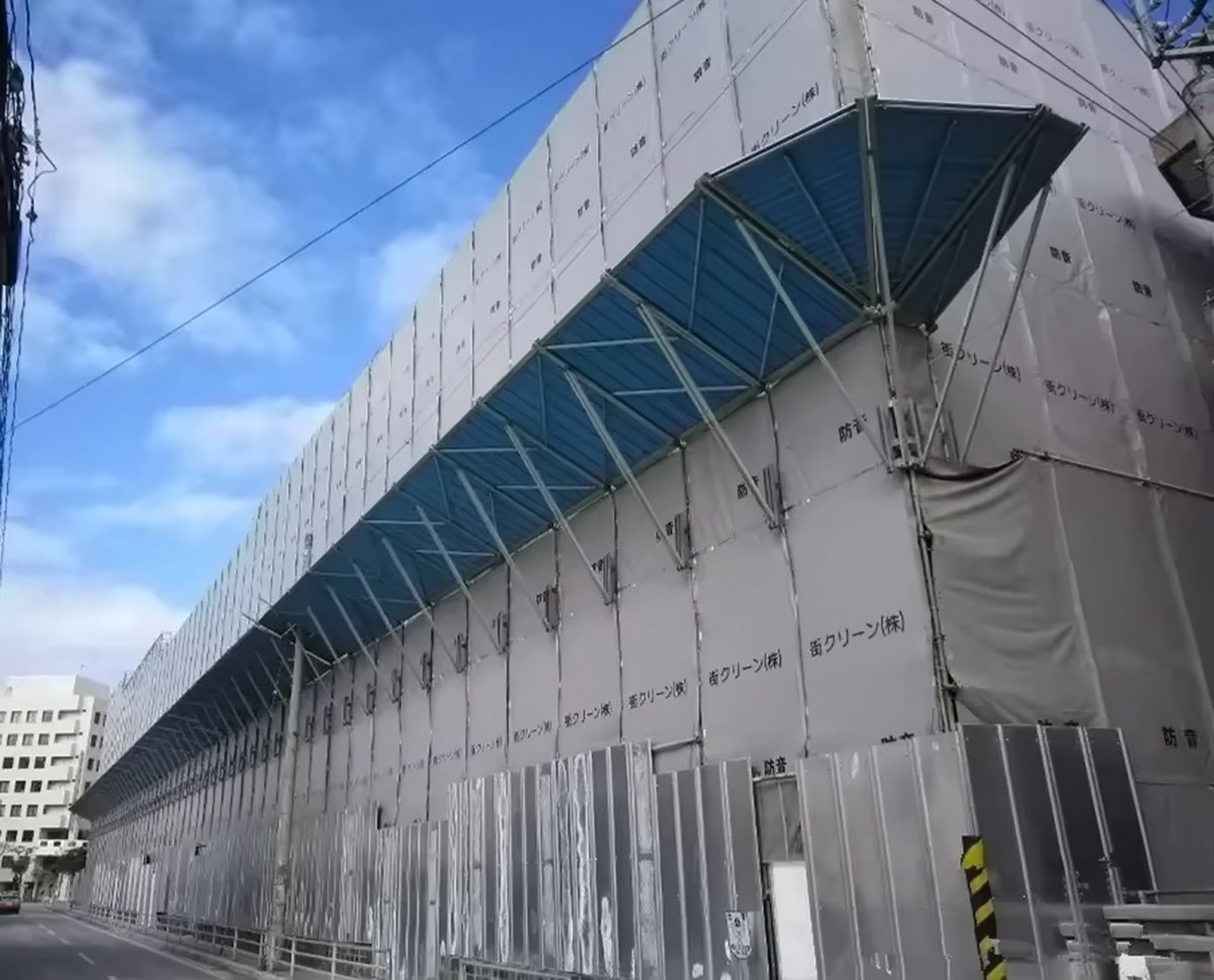 پوشاندن محل ساخت و ساز با پارچه و فلز سبک