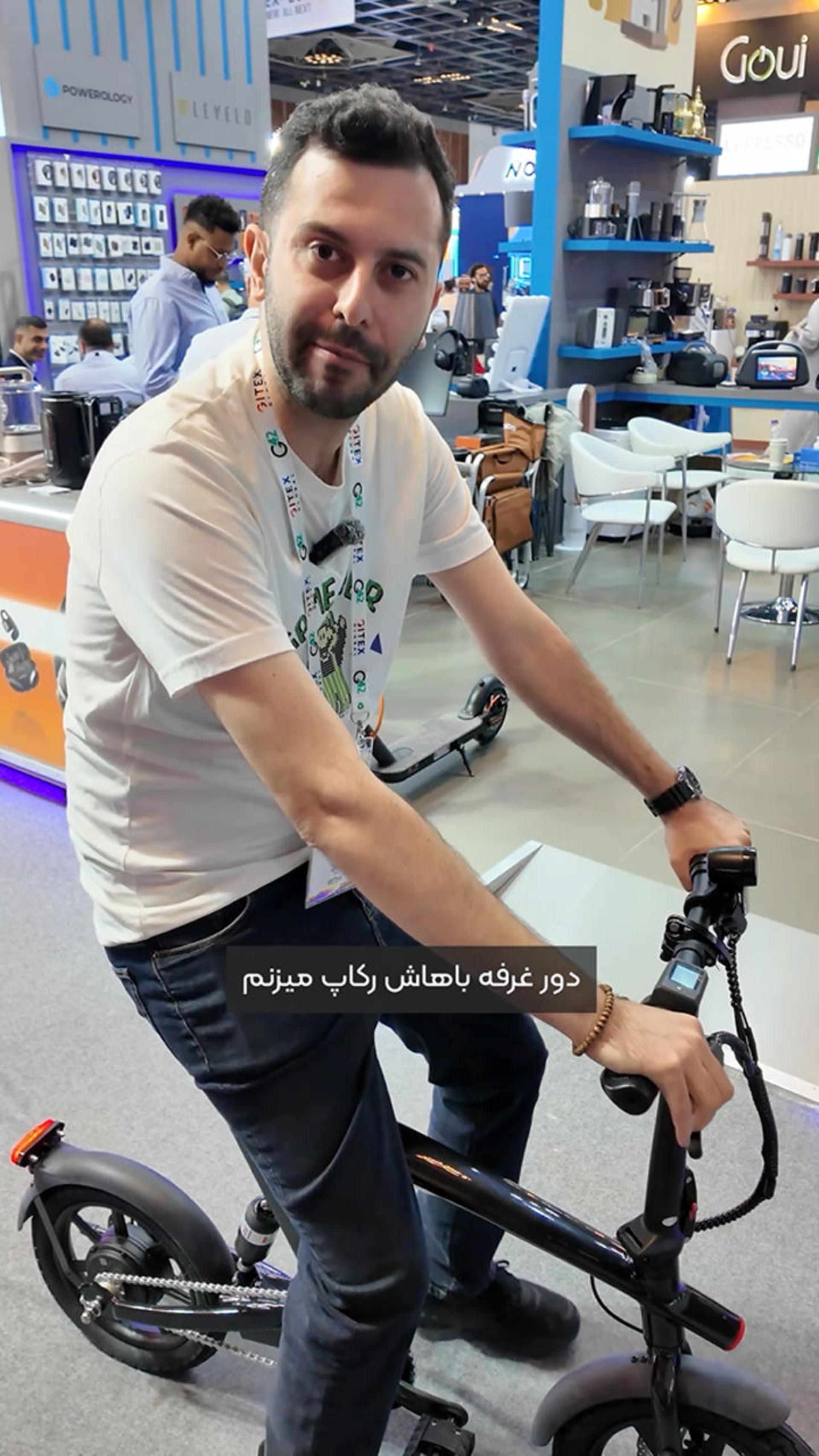 بهزاد مرعشیانی در حال دوچرخه سواری در سالن Gitex