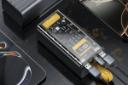 ابعاد پاور بانک گرین لیون Green Lion Transparent Pro 20000mAh کنار موبایل