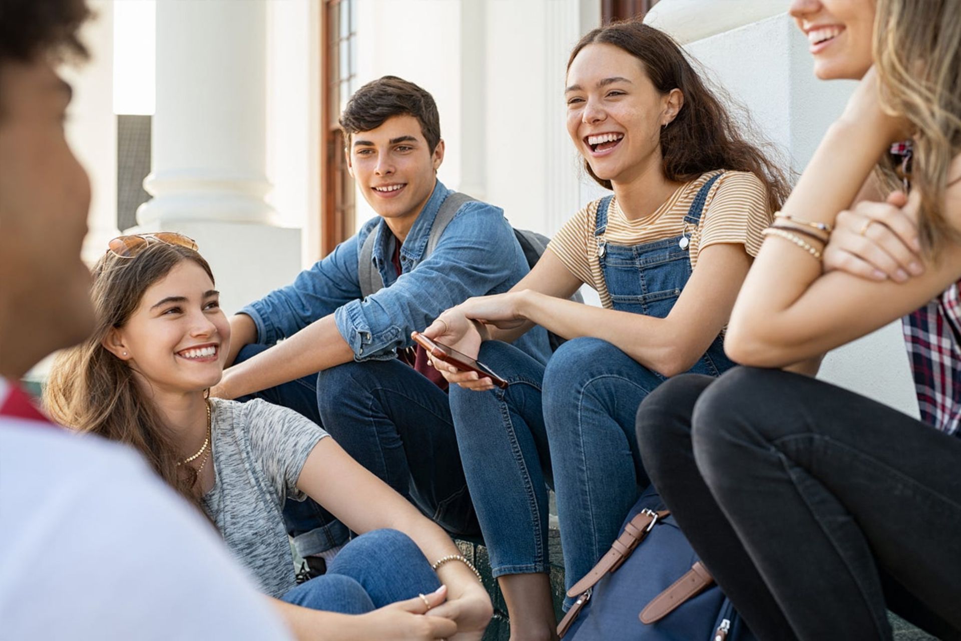 عکس از گروهی از نوجوانان در حال صحبت و خنده