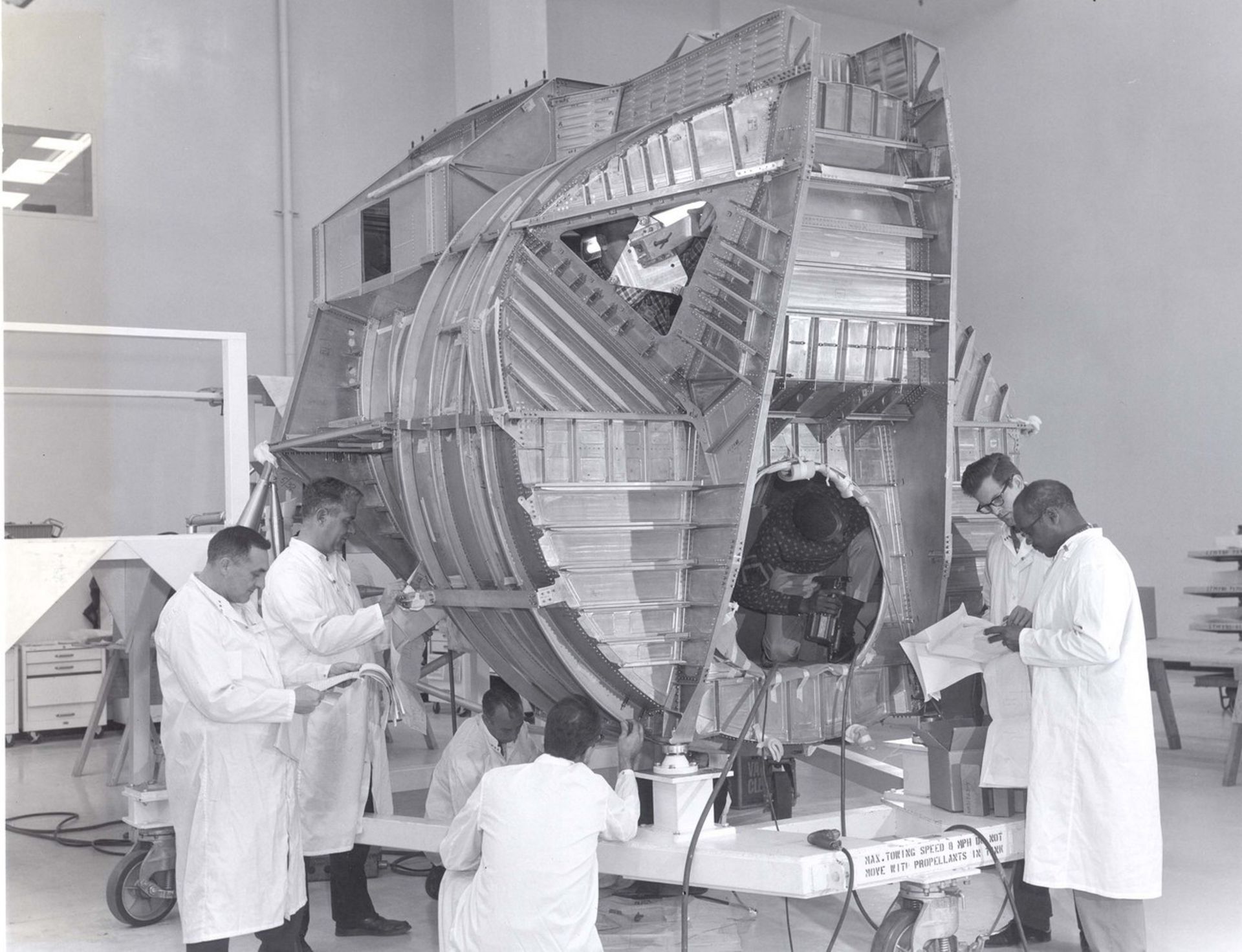 مهندسان شرکت گرامن ایرواسپیس در حال کار روی ماژول ماه‌نشین