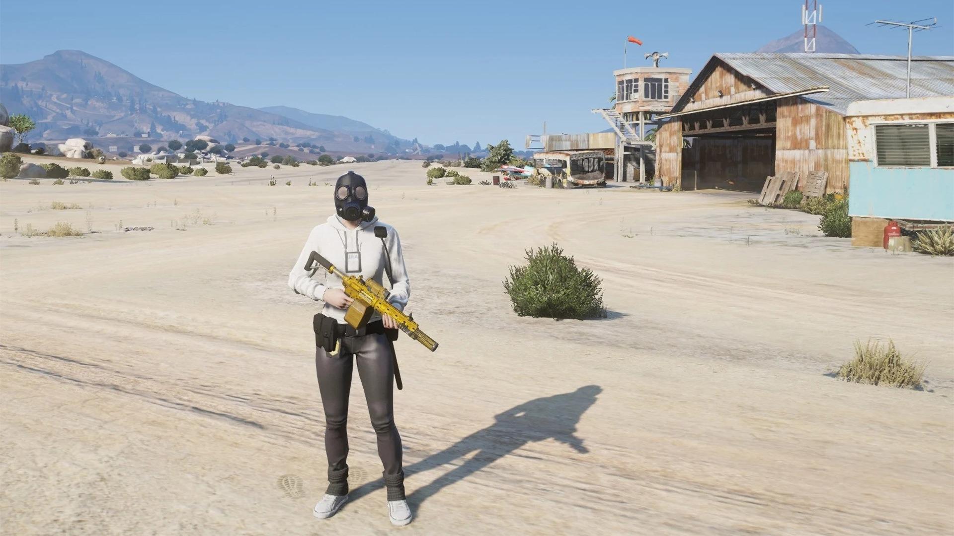 یک شخصیت بازی GTA 5 با ماسک ایستاده با اسلحه