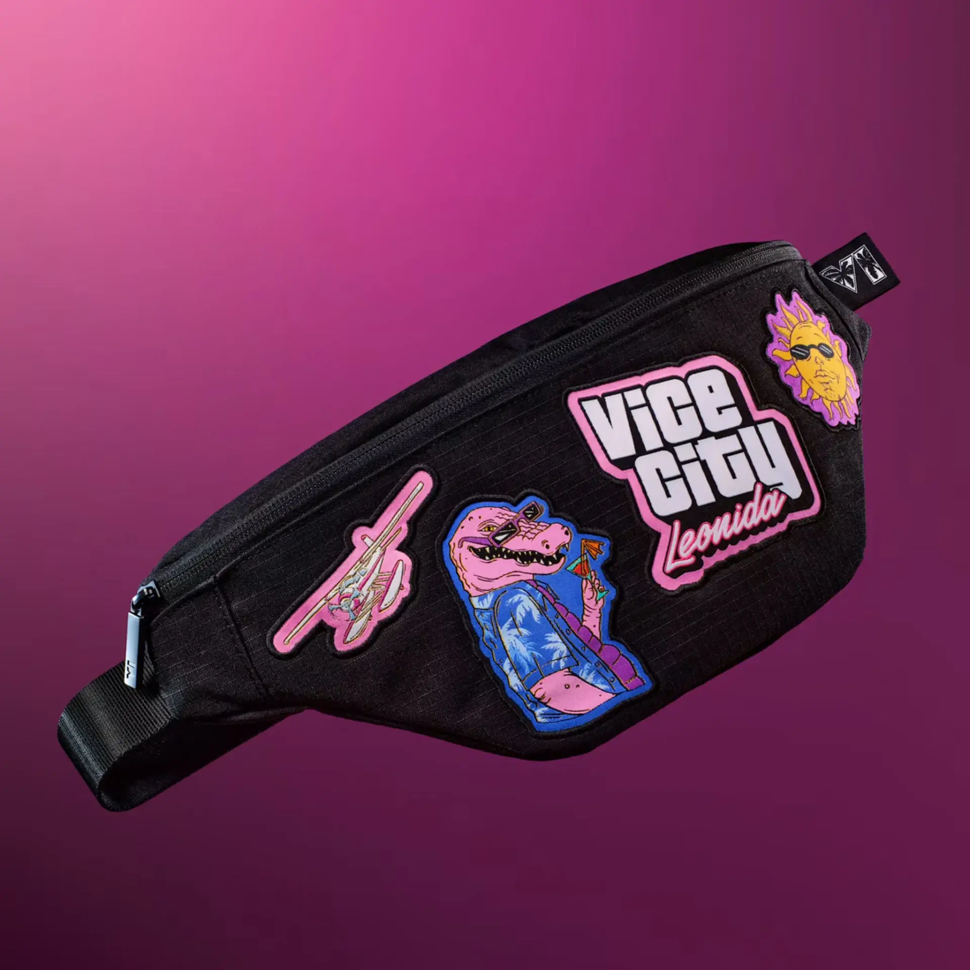 کیف کمربندی مشکی با وصلههای گرافیکی Vice City و شخصیتهای بازی GTA 6