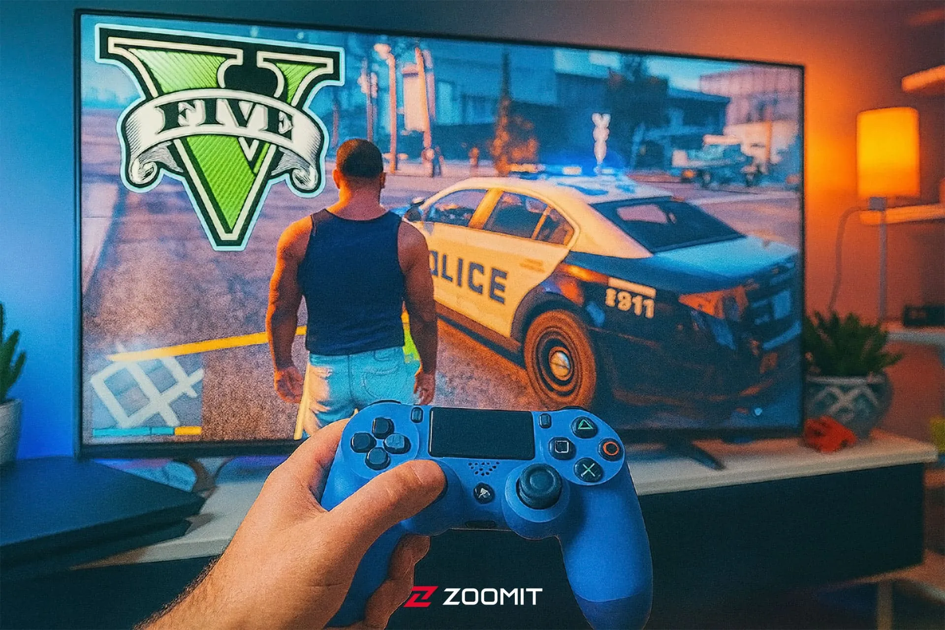 فردی که کنترلر PS4 را در دست دارد و مشغول تجربه GTA 5 روی تلویزیون است