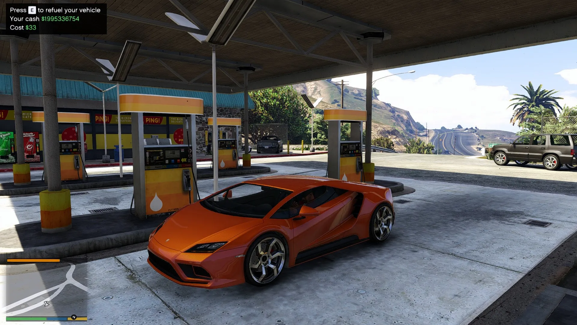  ماد سیستم سوخت‌گیری برای بازی جی‌تی‌ای V - یک خودروی اسپرت نارنجی در پمپ بنزین از نمای سه چهارم جلو سمت راننده - روز 