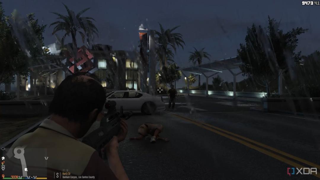 یک مرد اسلحه به‌دست در بازی GTA 5