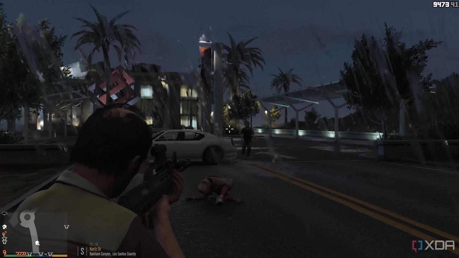 یک مرد اسلحه به‌دست در بازی GTA 5
