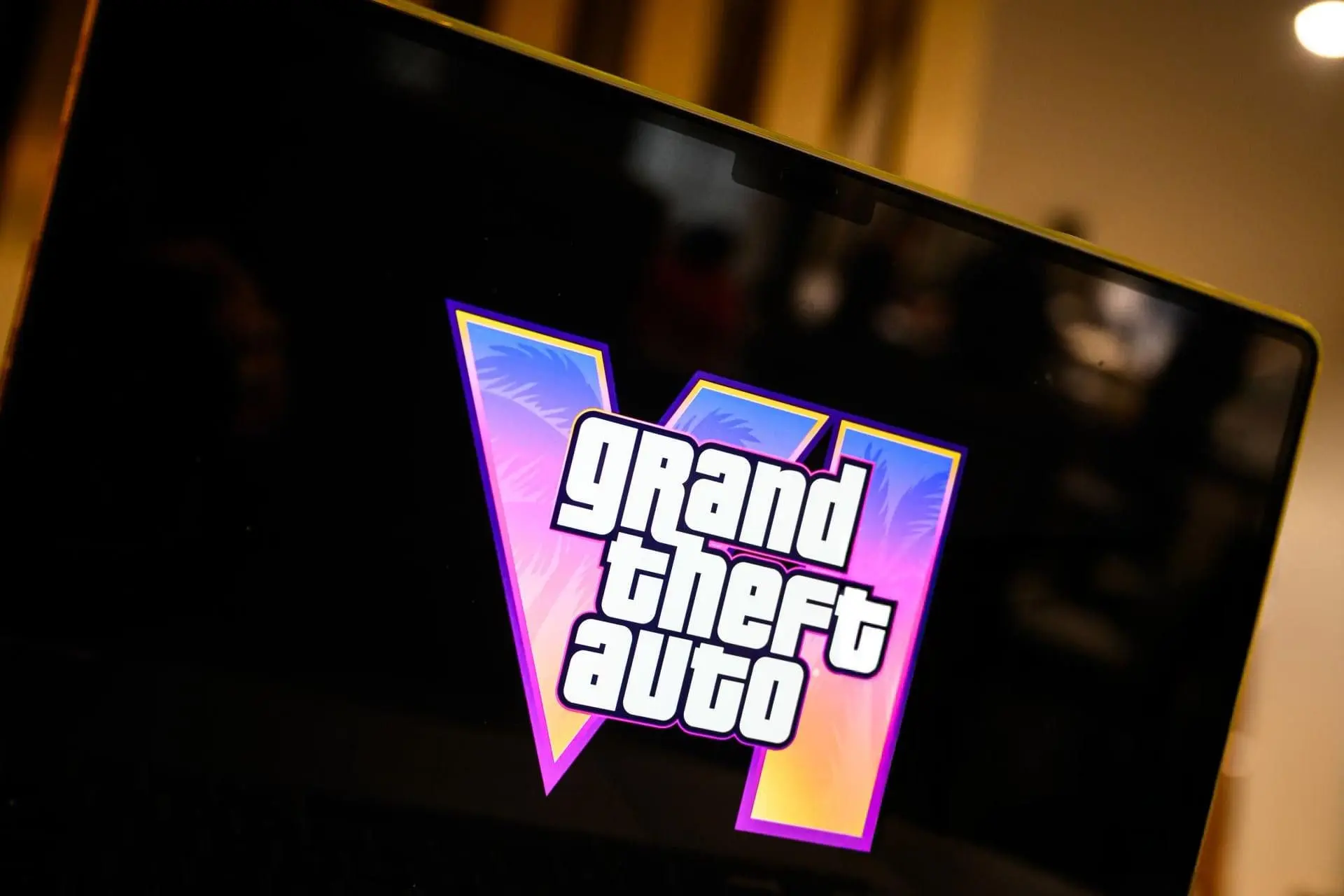 لوگو بازی جی تی ای ۶ / GTA 6 / GTA VI روی صفحه لپ تاپ