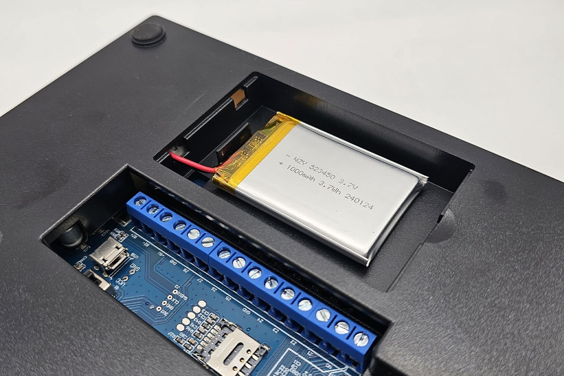 نمای پنل پشت دزدگیر اماکن گاردپرو wifi-GSM-2G با نمایش بورد و باتری