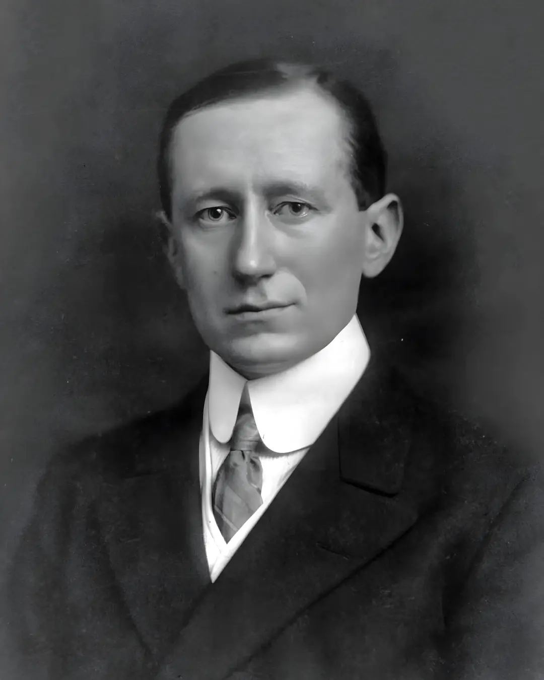 گوگلیلمو مارکنی (Guglielmo Marconi) با کت و پیراهن رسمی