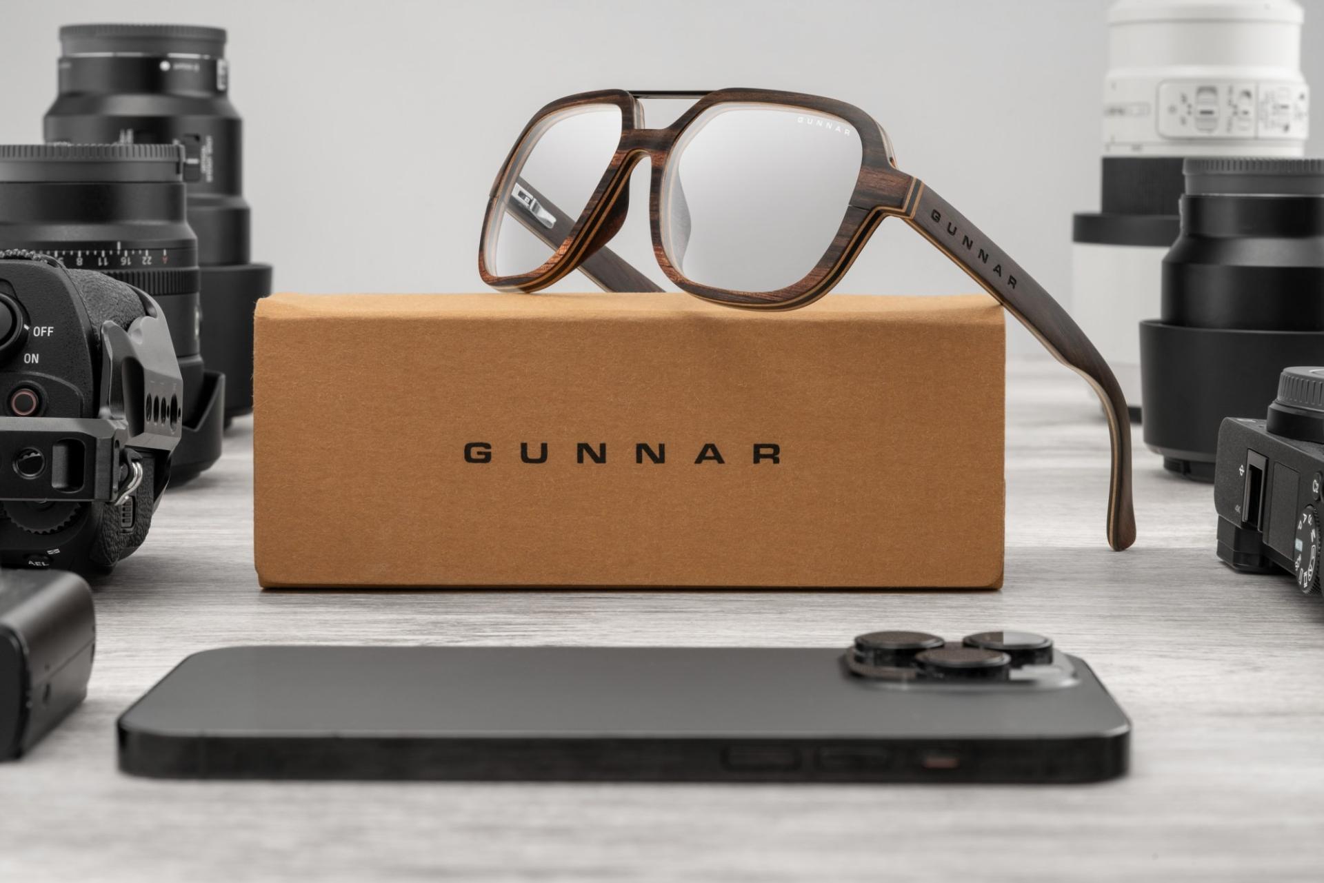 عینک Gunnar روی جعبه در کنار گوشی آیفون