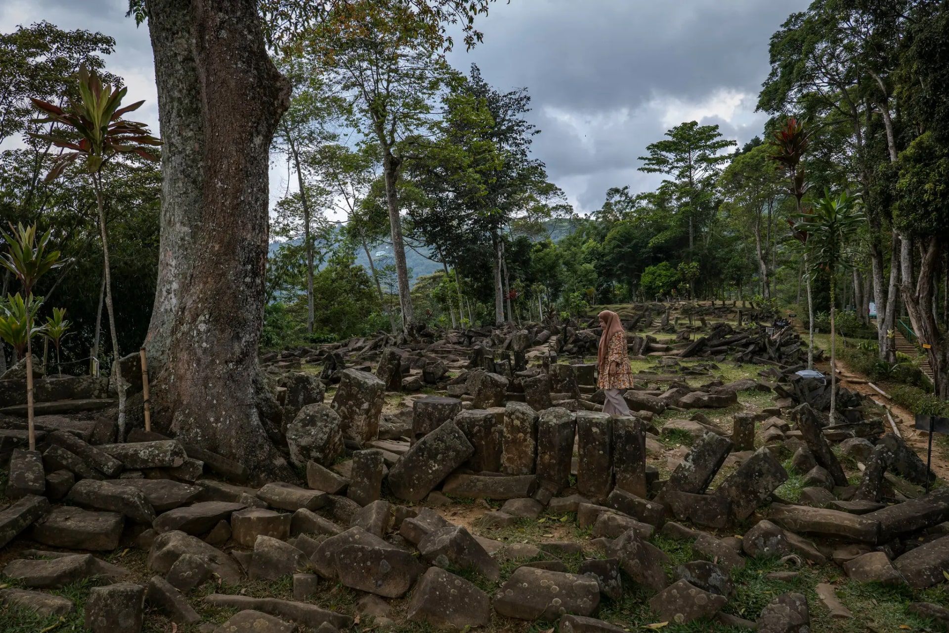 یک بازدیدکننده در سایت هرم گونونگ پادانگ در ماه دسامبر