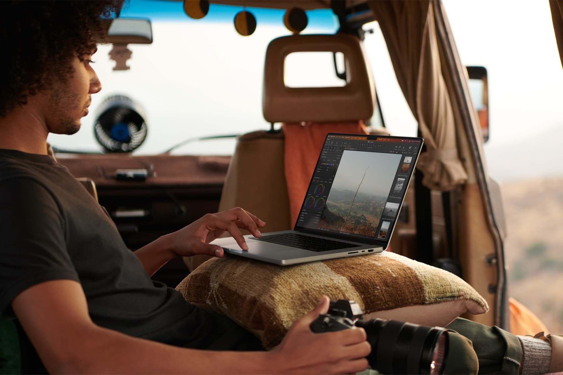 مرد عکاس در حال استفاده از مک بوک پرو ۲۰۲۳ اپل M2 Pro / M2 Max