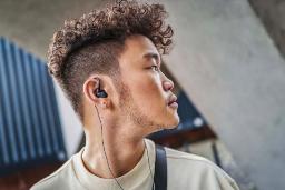 پسر جوان با هدفون Sennheiser IE 200 سنهایزر