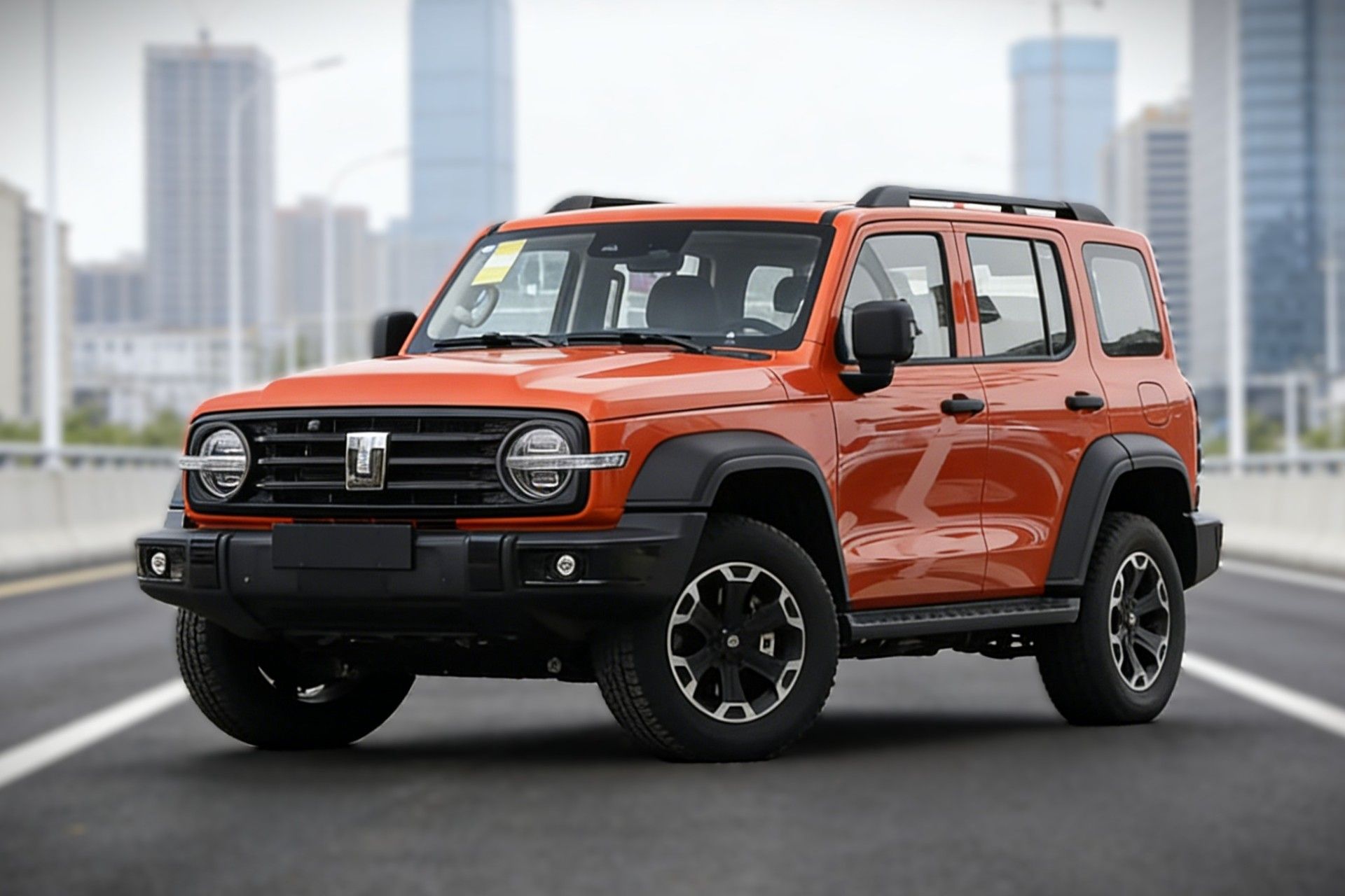 نمای سه‌چهارم جلو خودرو GWM تانک ۳۰۰