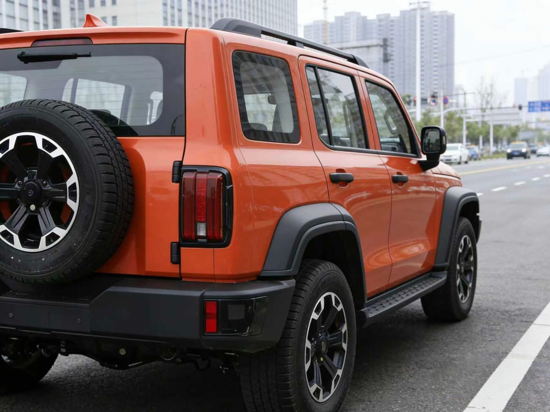 نمای سه‌چهارم عقب خودرو GWM تانک ۳۰۰