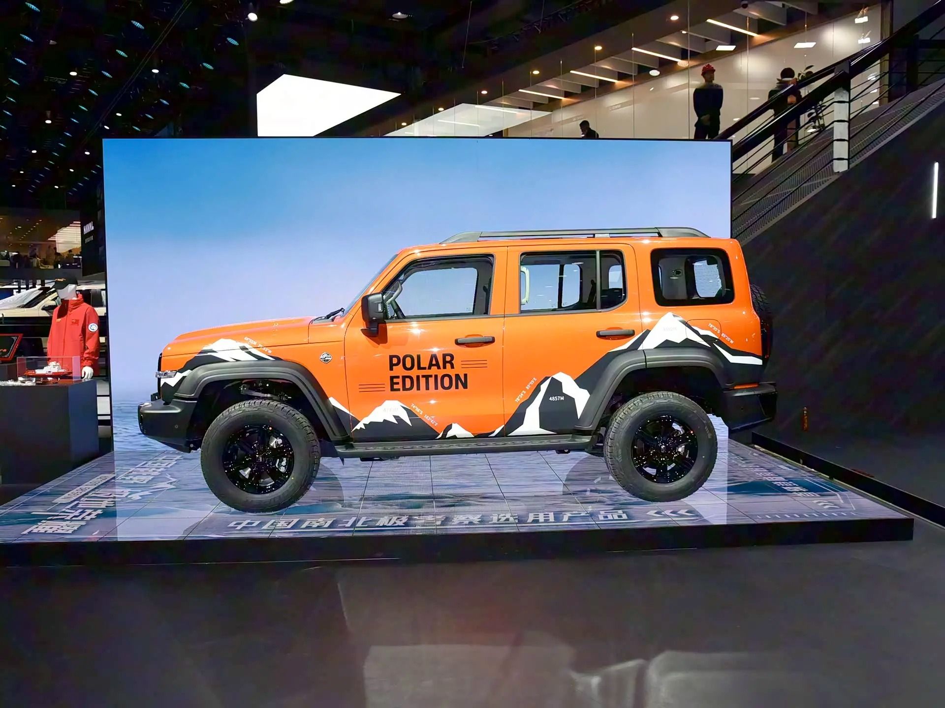 نمای جانبی خودرو تانک ۳۰۰ پولار ادیشن