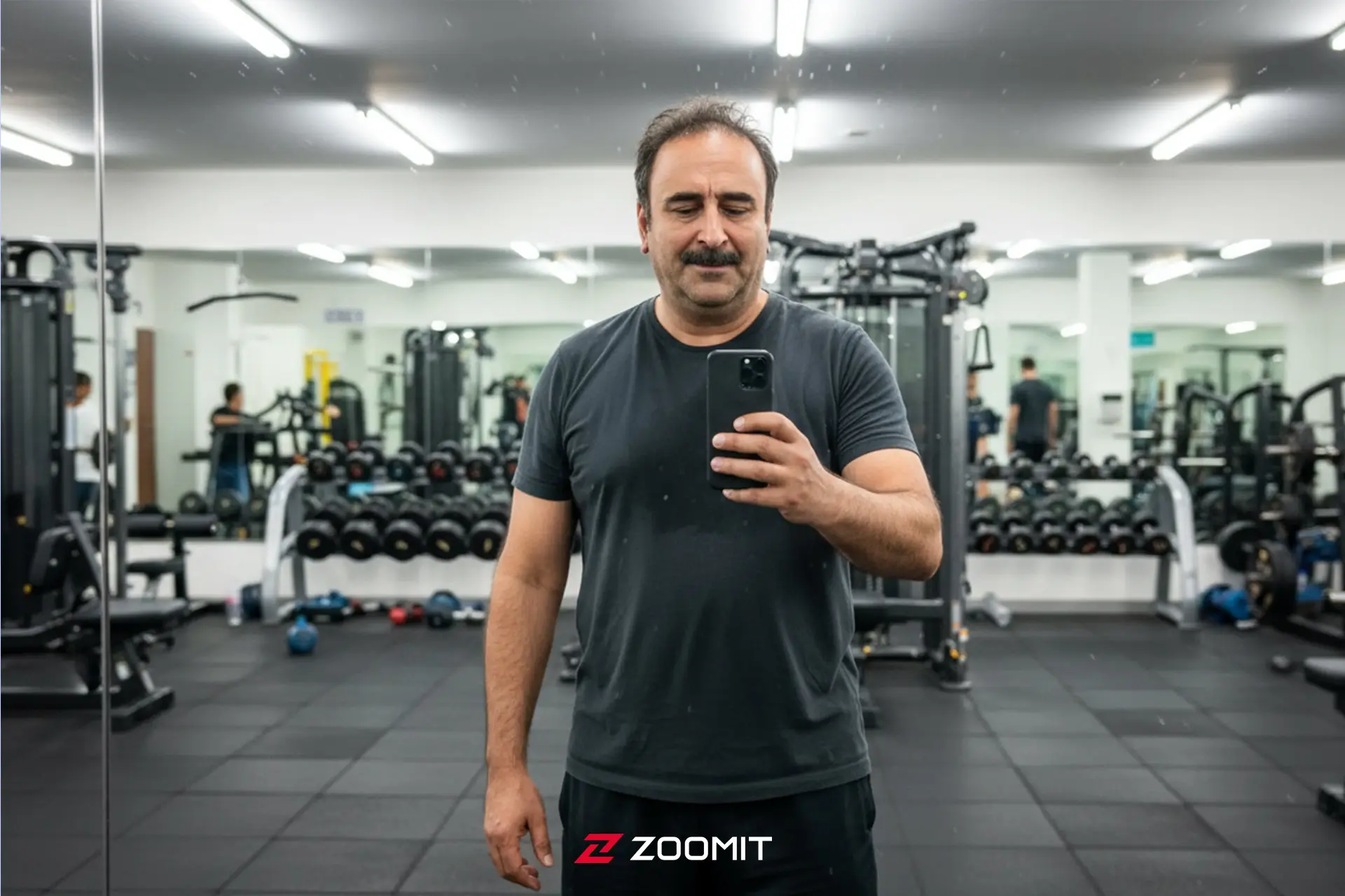 یک مرد در باشگاه در حال سلفی گرفتن