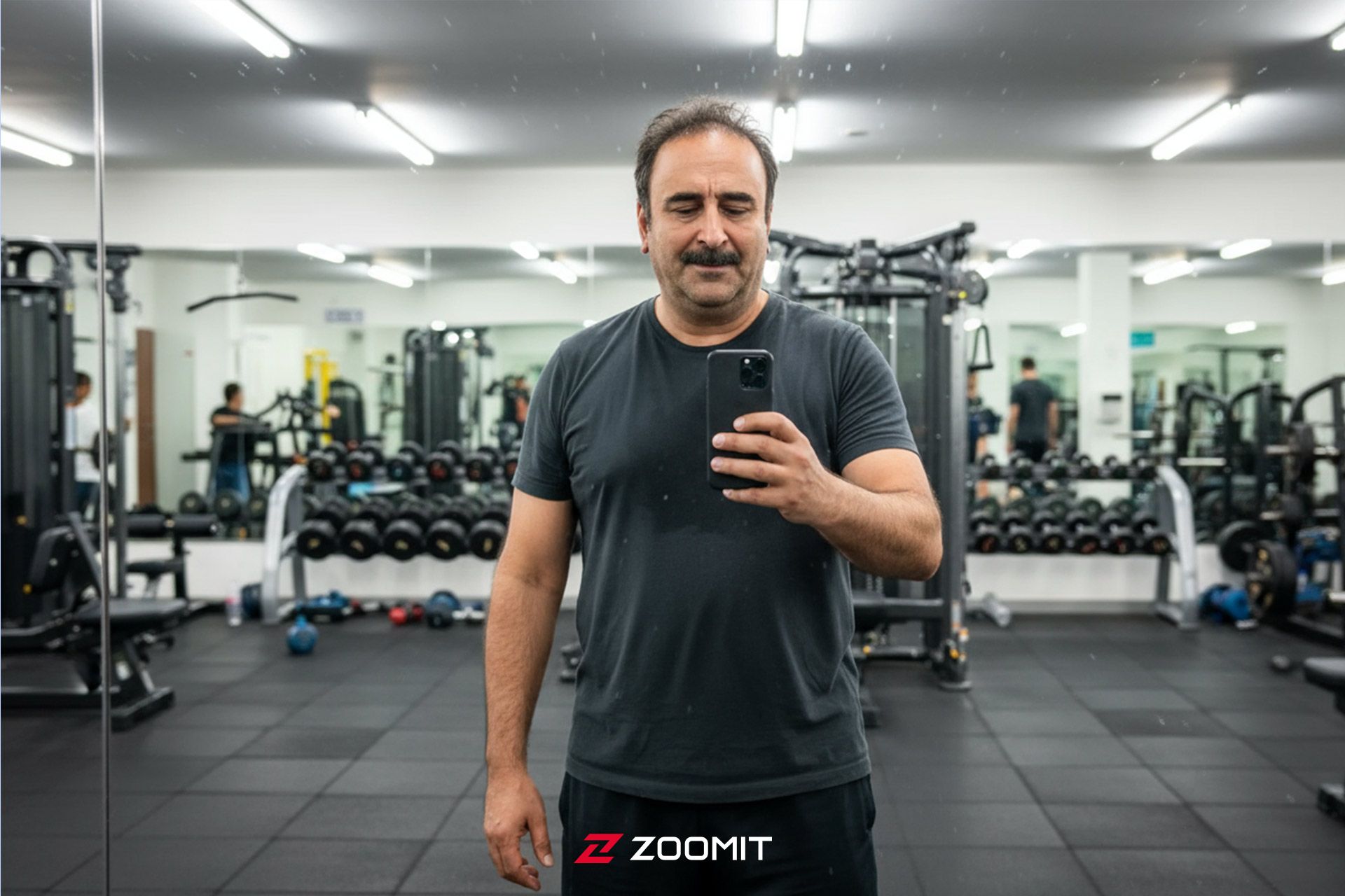 یک مرد در باشگاه در حال سلفی گرفتن