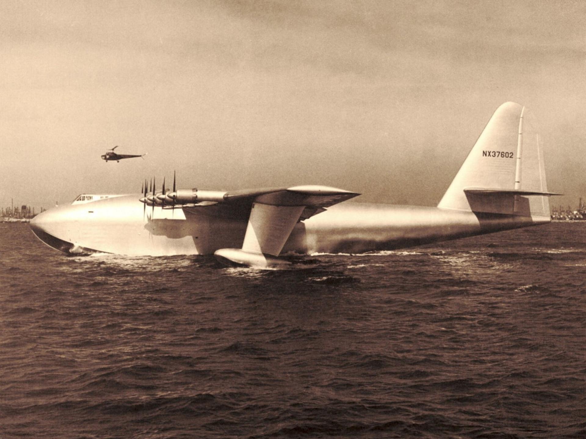 عکس قدیمی هواپیمای Hughes H-4 Hercules شناور در آب