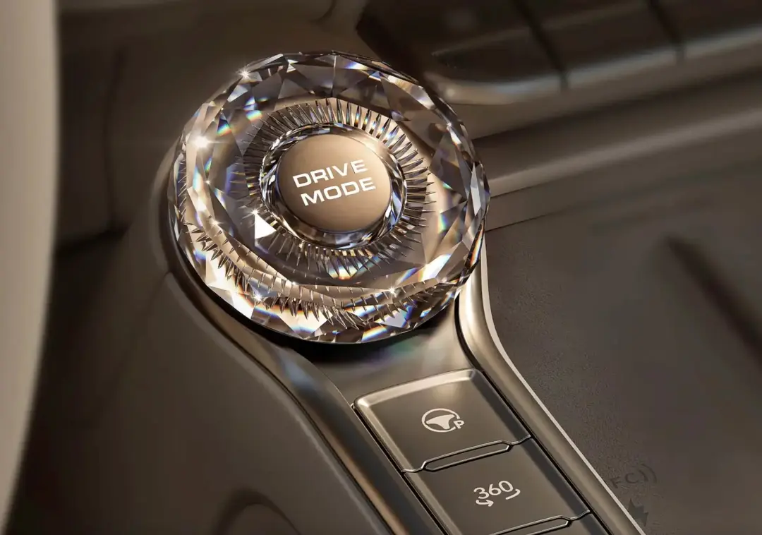 دکمه کریستالی انتخاب حالت رانندگی (Drive Mode) در کابین خودرو