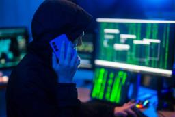 هکر درحال تماس با قربانی برای کلاهبرداری