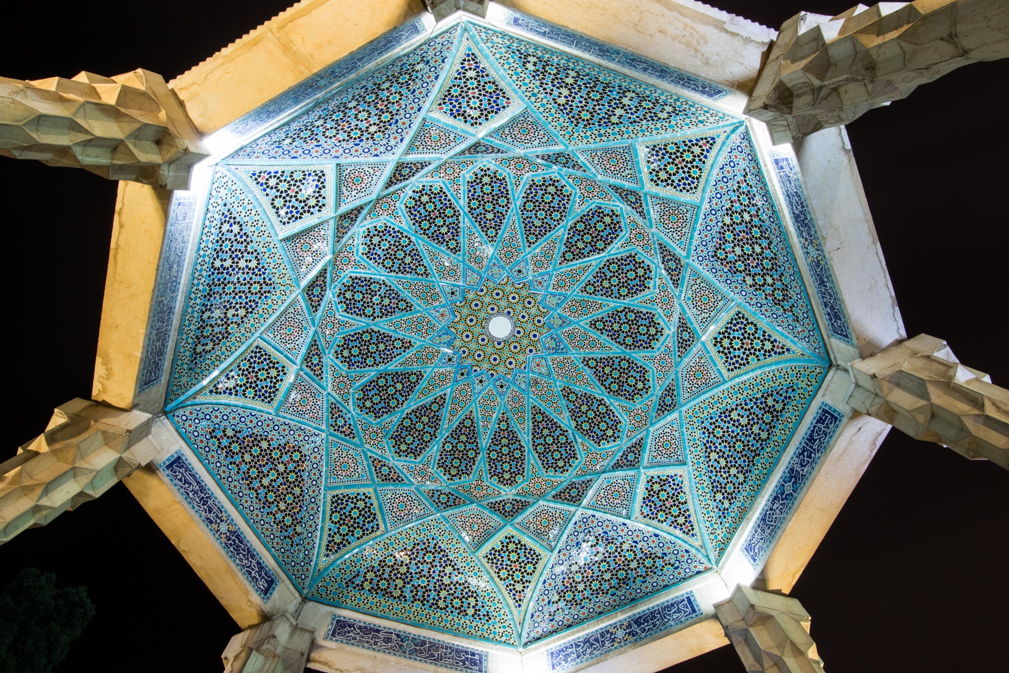 معماری بی‌نهایت: فراکتال‌؛ از کاشی‌کاری‌های پیچیده ایرانی تا طراحی آنتن موبایل