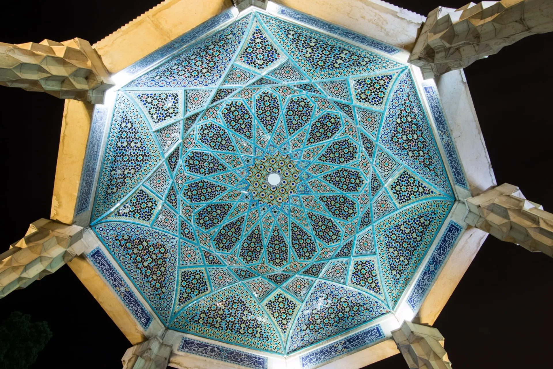 معماری فراکتال در آرامگاه حافظ در شیراز 