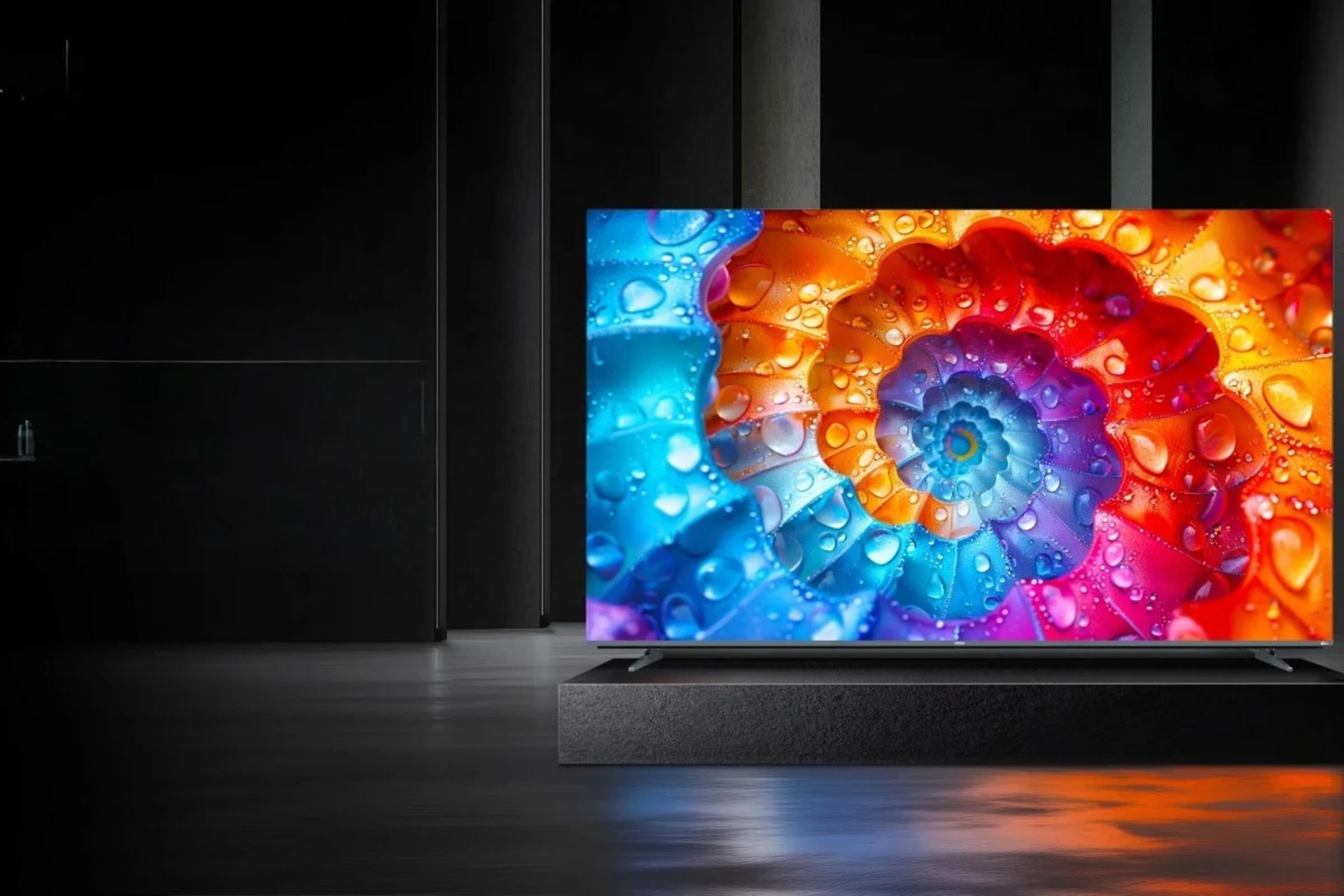 تلویزیون M80F هایر از نمای جلو در حال نمایش مارپیچ رنگی