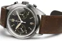 ساعت همیلتون Khaki Aviation Pioneer Mechanical Chrono روی میز