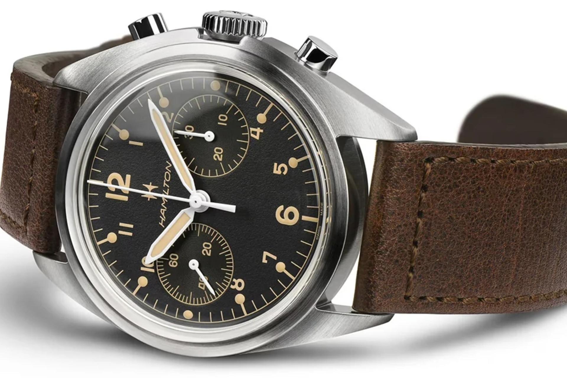 ساعت همیلتون Khaki Aviation Pioneer Mechanical Chrono روی میز